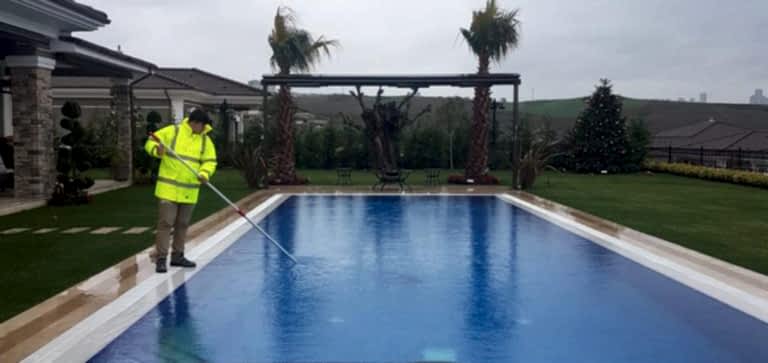 Yüzme havuzu temizliği
